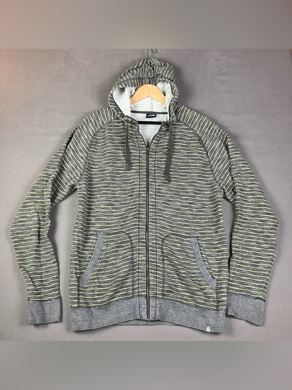 The North Face Men’s Size M Full Zip Sweatshirt Hoodie Gray Yellow Striped. In g